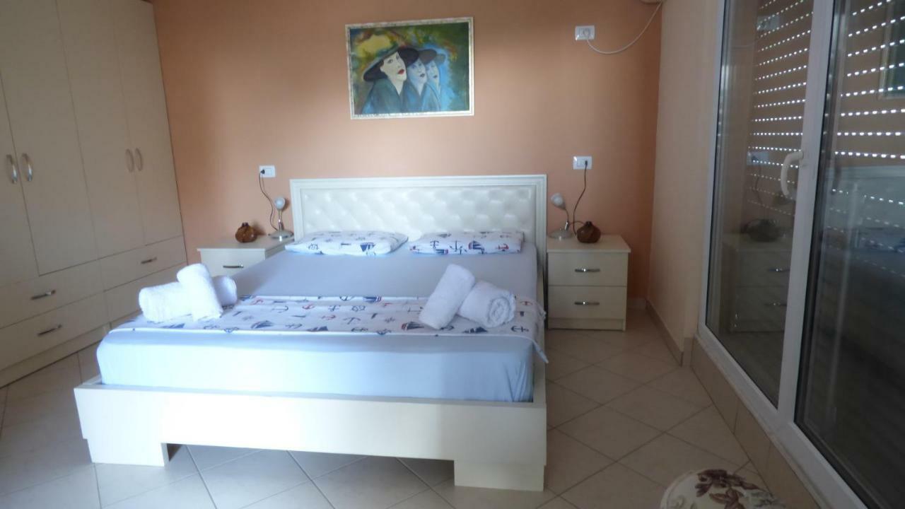 Duplex Lägenhet Durrës Exteriör bild
